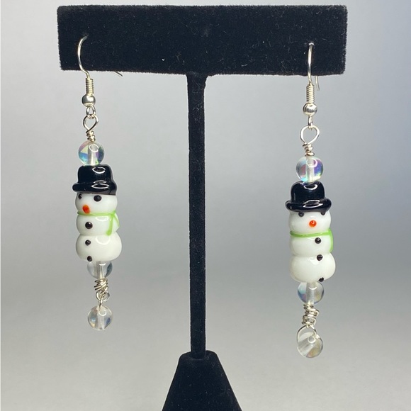 Glass snowmen earrings with bright green scarf - Picture 5 of 5